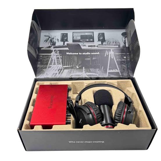Focusrite Scarlett 2i2 Studio Set Mic Headphones and Sound Card